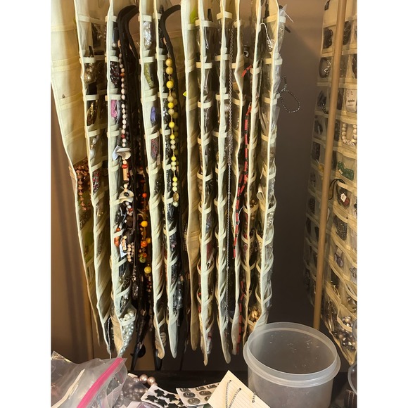 Over 4000 Pieces Costume Jewelry And Branded Jewelry - Picture 11 of 16